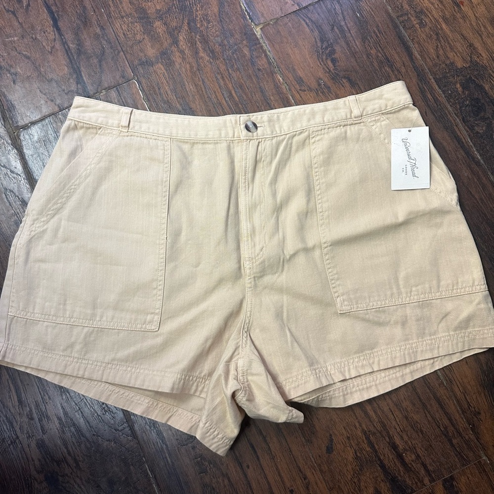 Universal Thread Women’s Shorts Bright Red Sz 17.   <<<<73>>>>